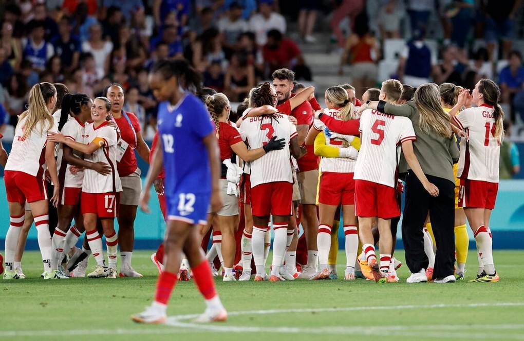 Tuyển nữ Canada quyết không đầu hàng khi bị FIFA trừ 6 điểm ở Olympic - 1