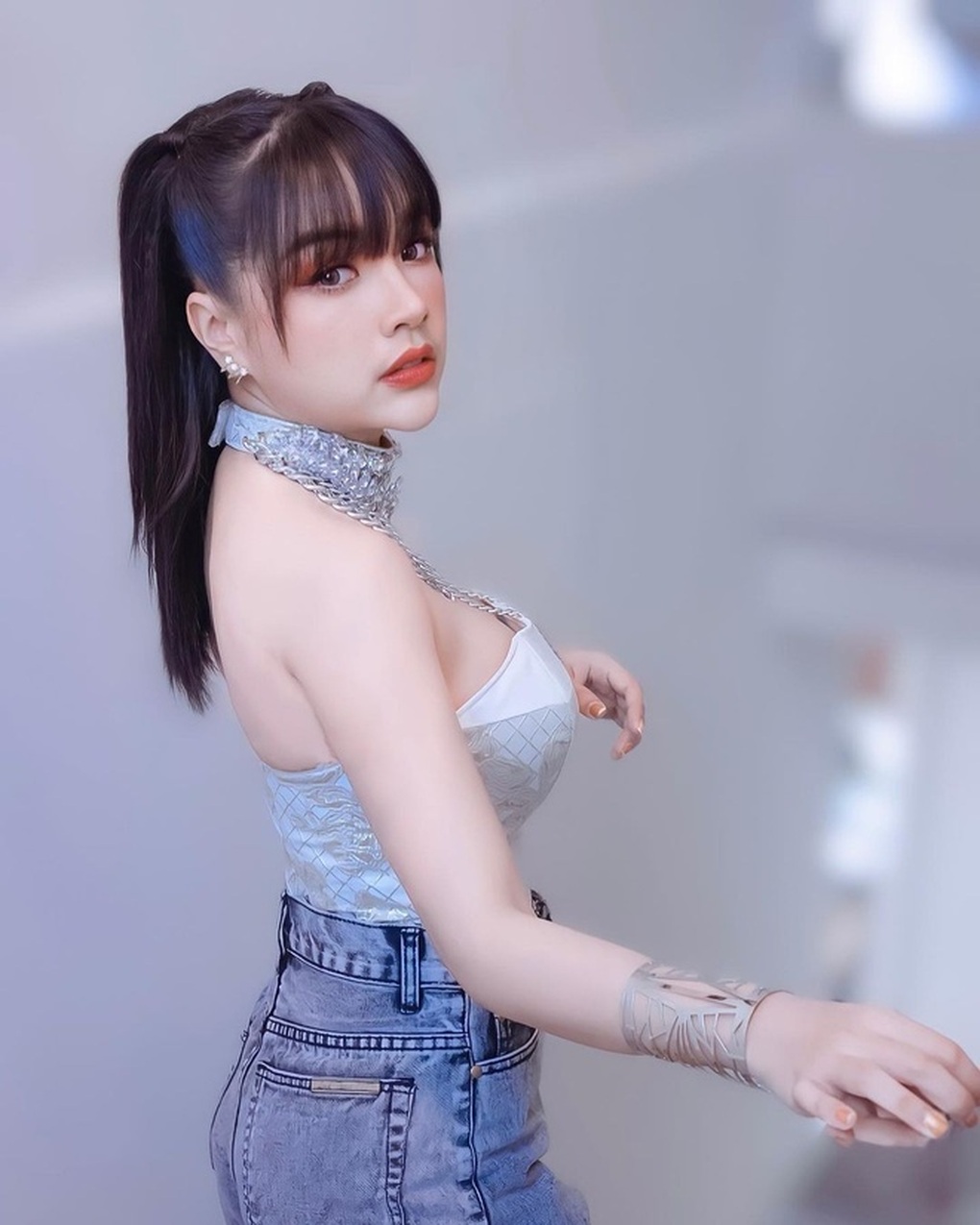 Nữ ca sĩ Thái Lan nhận gạch đá vì diễn gợi cảm bên trẻ nhỏ - 2 Nữ ca sĩ Thái Lan nhận gạch đá vì diễn gợi cảm bên trẻ nhỏ - 2