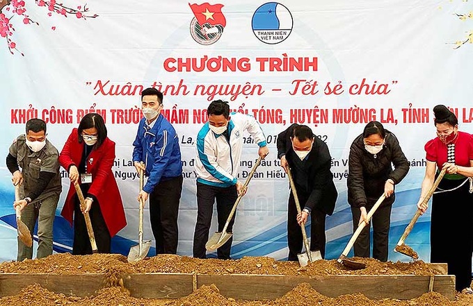 Đại diện Hội Liên hiệp Thanh niên thành phố Hà Nội, tỉnh Sơn La trong lễ khởi công xây dựng Điểm Trường mầm non Huổi Tóng.