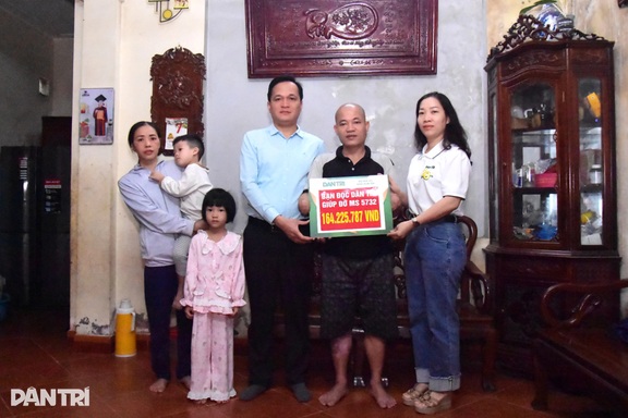 Bạn đọc Dân trí ủng hộ người cha cụt 2 tay hơn 190 triệu đồng