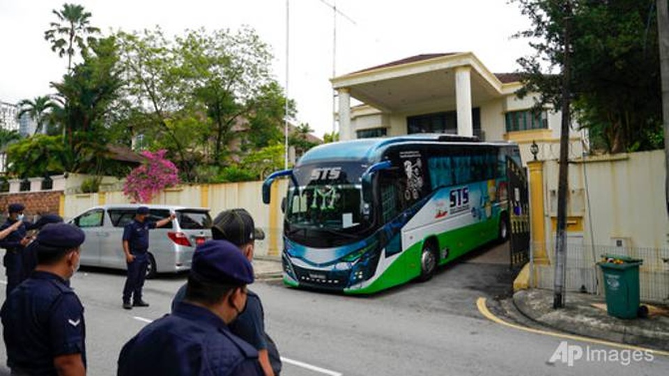 Các nhà ngoại giao Triều Tiên khăn gói rời Malaysia sau khi cắt quan hệ - 2 Các nhà ngoại giao Triều Tiên khăn gói rời Malaysia sau khi cắt quan hệ - 2