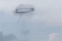 Xôn xao vật thể lạ bay lơ lửng trên bãi biển Trung Quốc