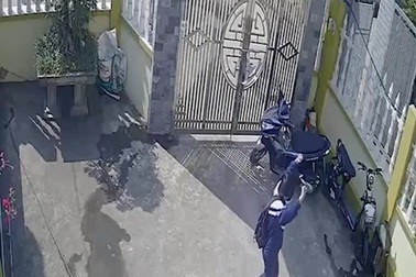 Bật cười với hành động đáng yêu và hài hước của nữ sinh khi đi học về