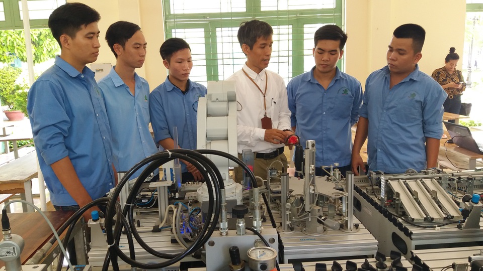 Từ 90% người học có việc làm phù hợp với ngành, nghề được đào tạo - 1 Từ 90% người học có việc làm phù hợp với ngành, nghề được đào tạo - 1
