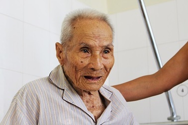 Thay khớp háng bán phần thành công cho ông cụ gần 100 tuổi