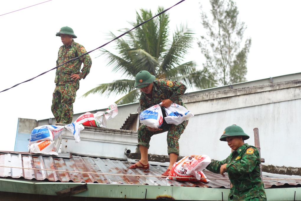 Người dân miền Trung rời làng đi tránh bão - 9 Người dân miền Trung rời làng đi tránh bão - 9