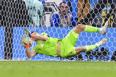 Emiliano Martinez và Mac Allister sắp đổi đời nhờ vô địch World Cup