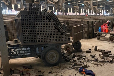 Xác định nguyên nhân tài xế xe chở gạch tử nạn ngay trong nhà xưởng