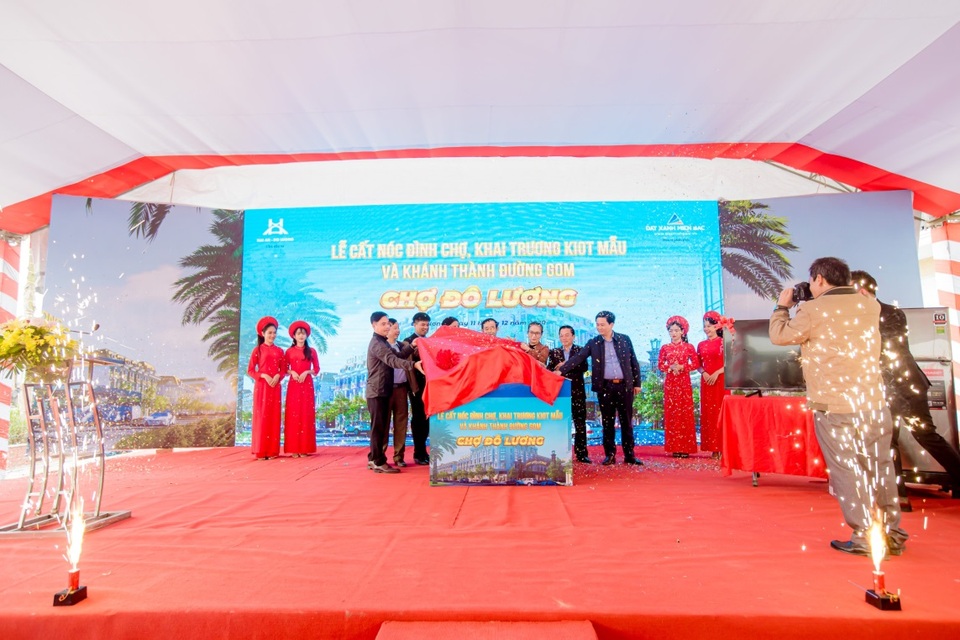 TTTM kết hợp chợ truyền thống Đô Lương chính thức cất nóc - 2 TTTM kết hợp chợ truyền thống Đô Lương chính thức cất nóc - 2