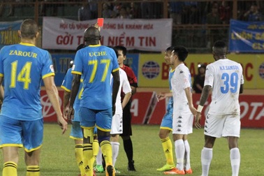 Đẩy ngã trọng tài, Văn Quyết bị loại khỏi tuyển Việt Nam