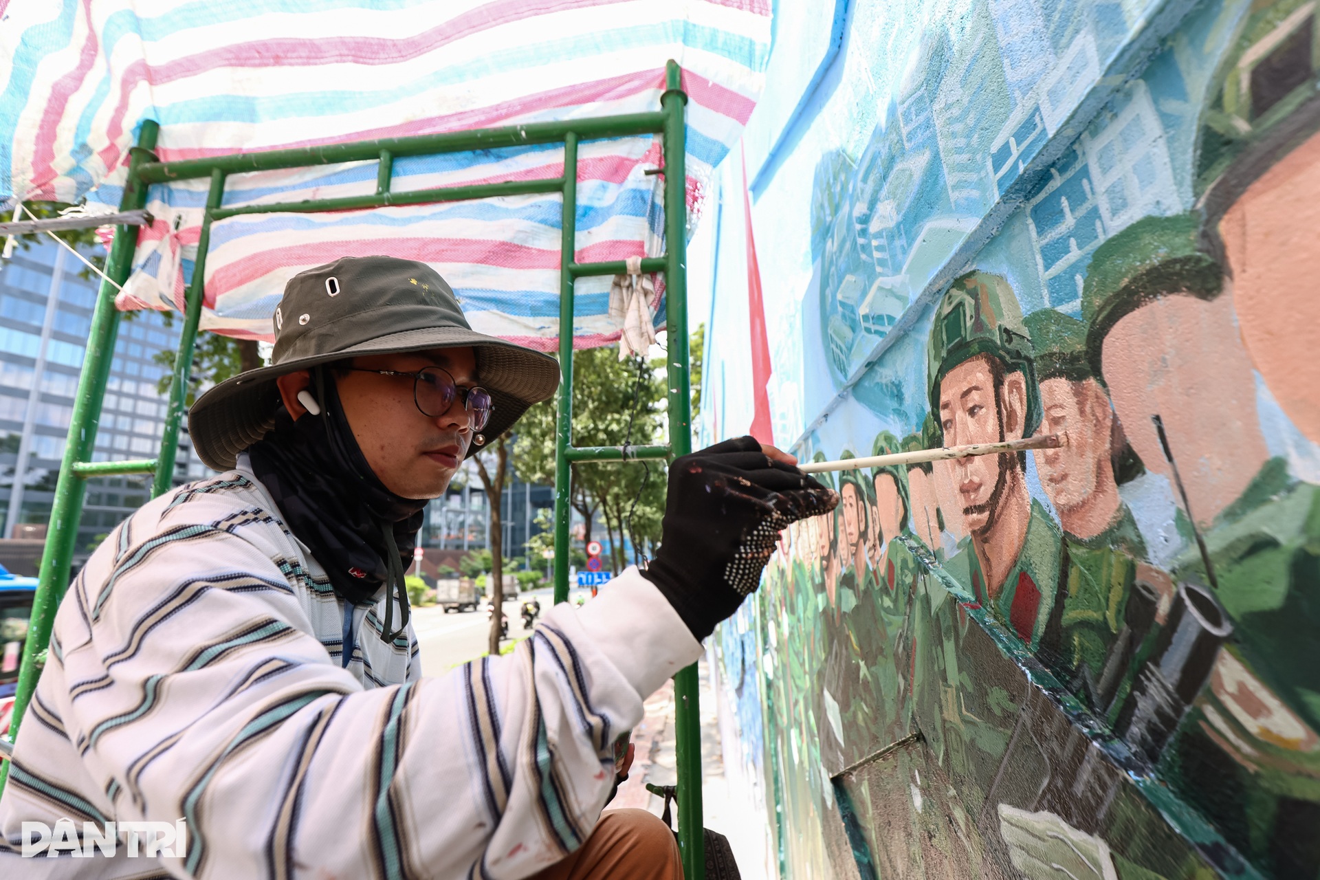 Chiêm ngưỡng bức tranh bích hoạ dài 300m trên đường phố TPHCM - 5 Chiêm ngưỡng bức tranh bích hoạ dài 300m trên đường phố TPHCM - 5