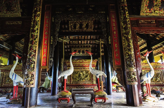 Bên trong đình Phú Lễ.