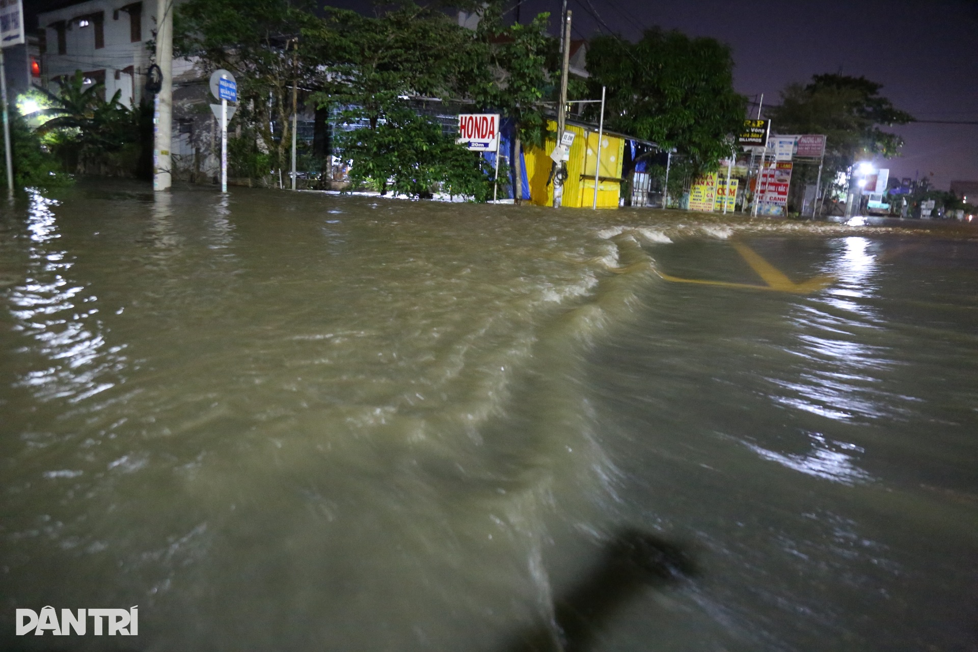 Rốn lũ Hàm Thắng ngập sâu, quốc lộ 1 tê liệt dù trời không mưa - 7 Rốn lũ Hàm Thắng ngập sâu, quốc lộ 1 tê liệt dù trời không mưa - 7