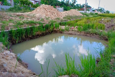 Theo bà ra đồng, bé trai 4 tuổi rơi xuống hố công trình tử vong