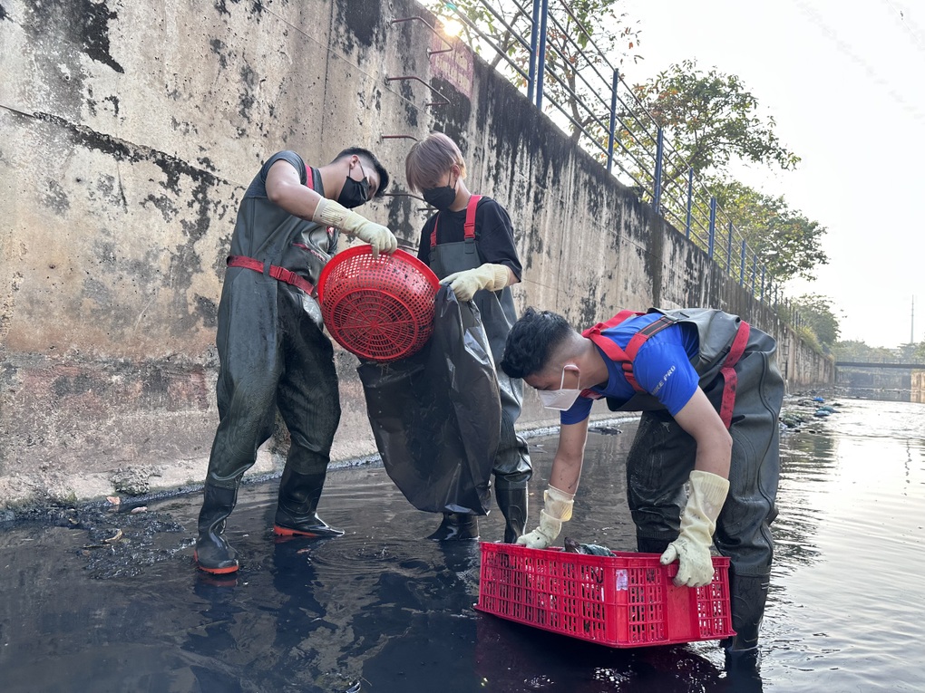 Những chàng trai tự nguyện bơi vào kênh ô nhiễm để gom rác ngày cận Tết - 9 Những chàng trai tự nguyện bơi vào kênh ô nhiễm để gom rác ngày cận Tết - 9