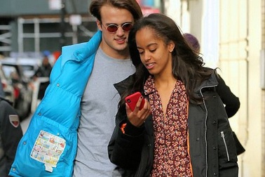 Con gái lớn nhà Obama tình tứ bên bạn trai ngoại quốc