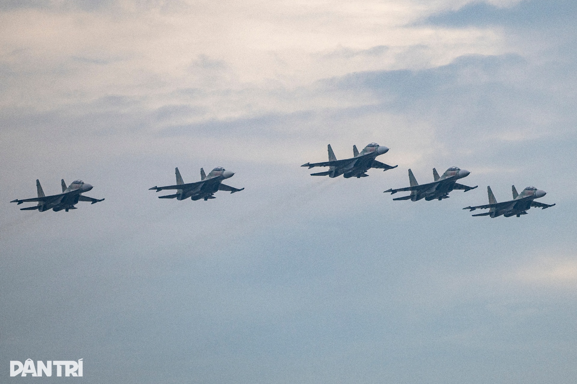 Mãn nhãn dàn tiêm kích SU-30MK2 thả bẫy nhiệt trên bầu trời Hà Nội - 13