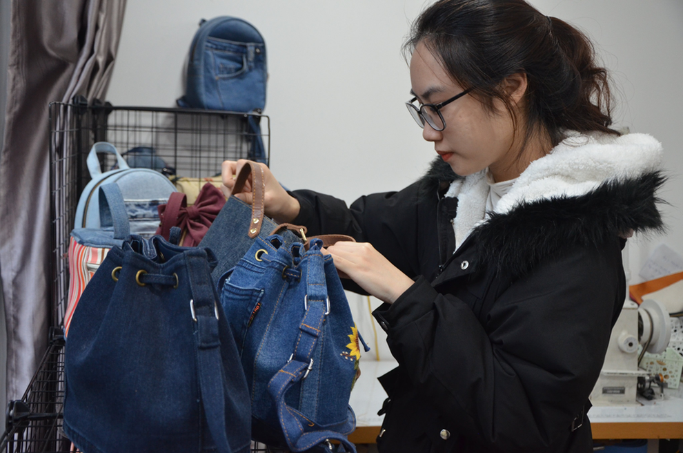Người phụ nữ kéo dài vòng đời cho những chiếc quần jean cũ - 9 Người phụ nữ kéo dài vòng đời cho những chiếc quần jean cũ - 9