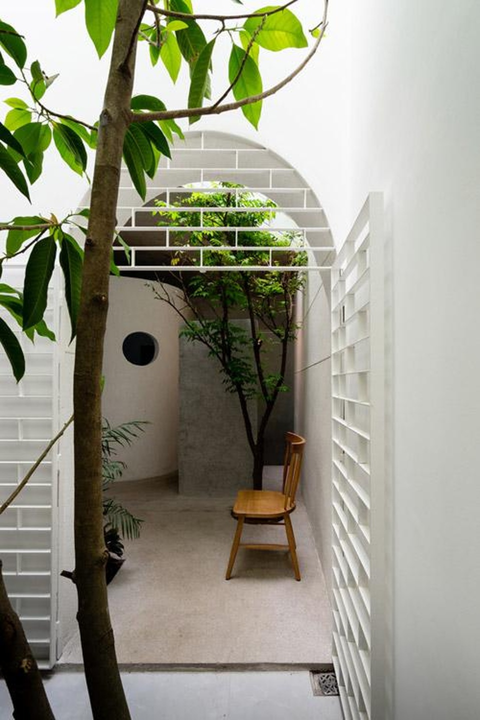 Bất ngờ “nhà chồng nhà” với kiến trúc giao thoa độc đáo ở Bình Dương - 11