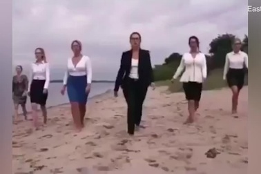 Các giáo viên nữ tại Nga mặc đồ công sở để đi biển nhằm ủng hộ cô giáo Tatiana