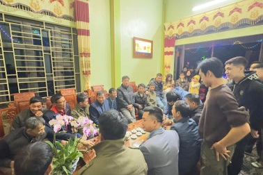 Xóm hơn 30 năm giữ truyền thống đi chúc Tết từng gia đình suốt đêm