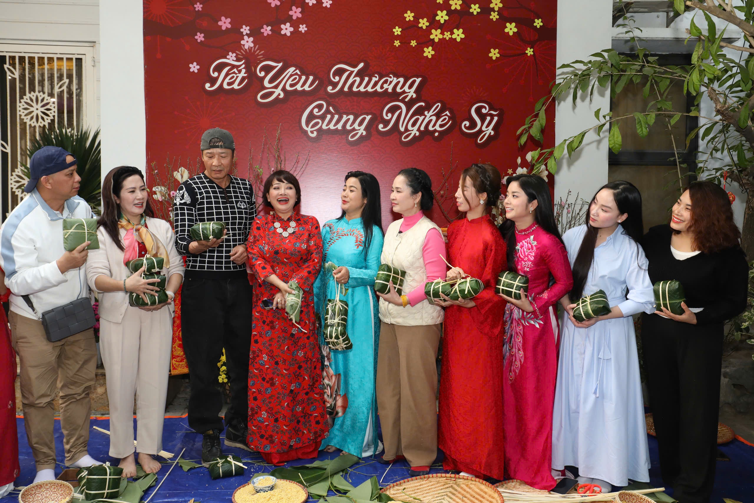 NSƯT Võ Hoài Nam, Trà My hào hứng thi gói bánh chưng đón Tết - 7 NSƯT Võ Hoài Nam, Trà My hào hứng thi gói bánh chưng đón Tết - 7
