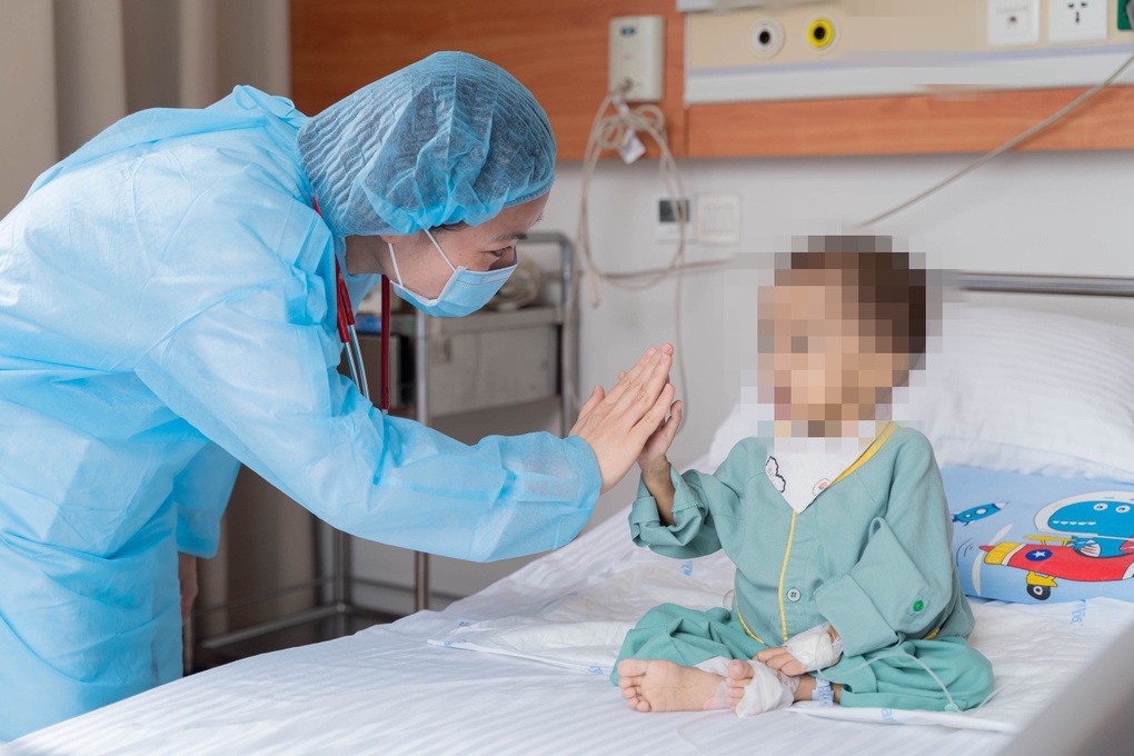 Bà hiến gan cứu sống cháu gái 2 tuổi suy gan giai đoạn cuối - 2 Bà hiến gan cứu sống cháu gái 2 tuổi suy gan giai đoạn cuối - 2