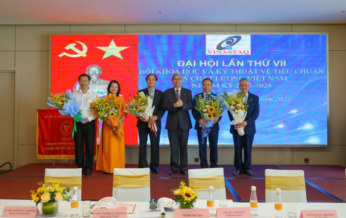 Các đồng chí Ban lãnh đạo Hội Vinastaq khoá VII ra mắt
