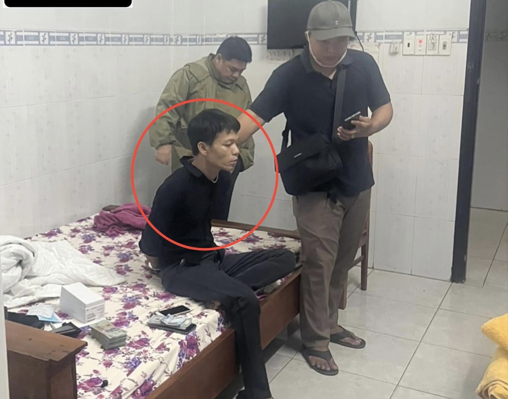 Đột nhập công ty, phá két sắt lấy hơn 5.500 USD - 2 Đột nhập công ty, phá két sắt lấy hơn 5.500 USD - 2