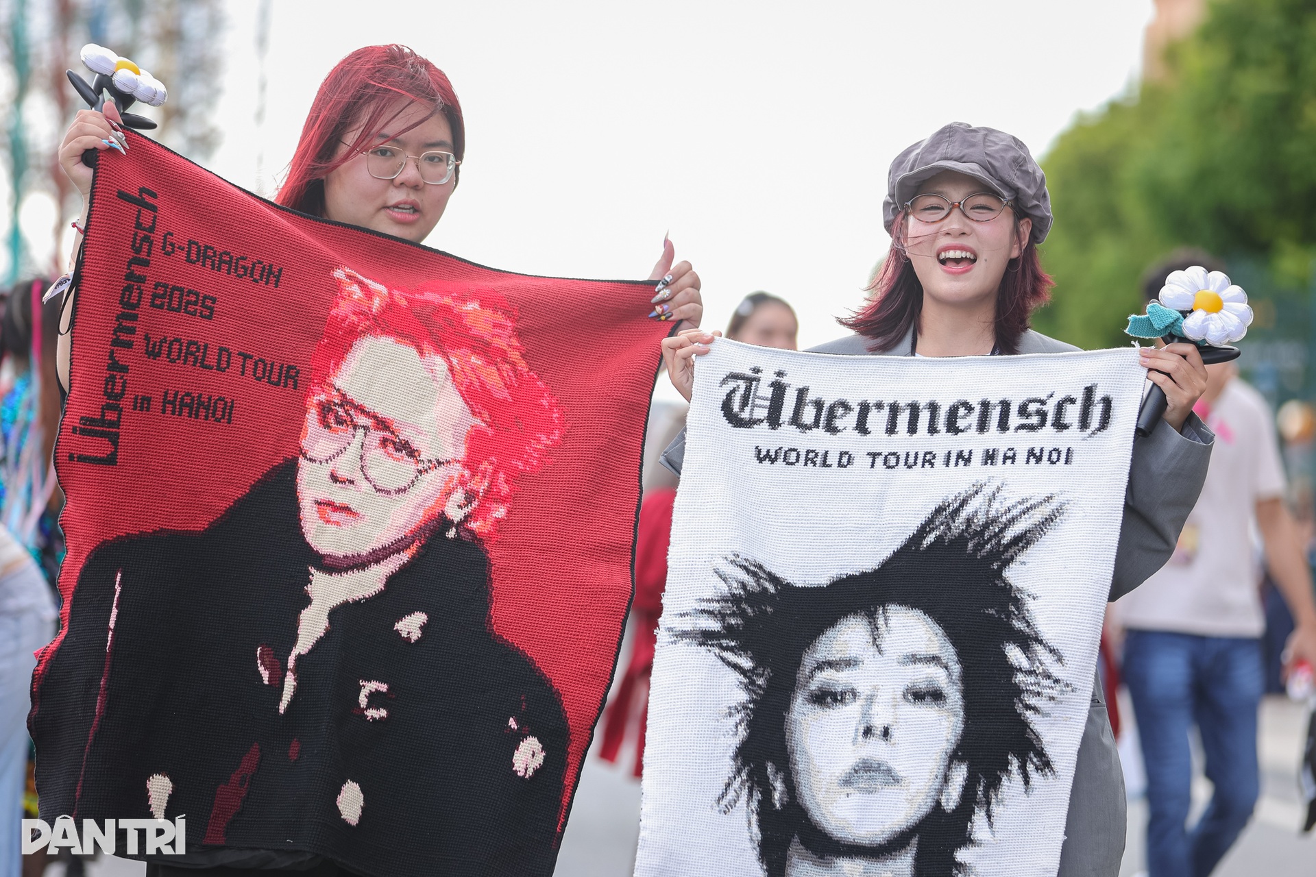 Fan mặc váy cô dâu đi gặp G-Dragon tại đêm nhạc ở Hưng Yên - 10