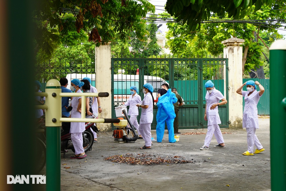 Phun khử khuẩn, xét nghiệm Covid-19 một khu dân cư và chợ dân sinh ở Hà Nội - 4 Phun khử khuẩn, xét nghiệm Covid-19 một khu dân cư và chợ dân sinh ở Hà Nội - 4