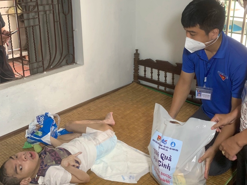 Trao 400 túi quà an sinh tới người dân, sinh viên ảnh hưởng dịch Covid-19 - 5 Trao 400 túi quà an sinh tới người dân, sinh viên ảnh hưởng dịch Covid-19 - 5