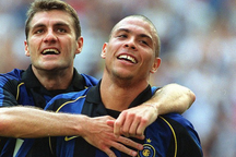 Vieri: “So với Ronaldo người Brazil, Cristiano Ronaldo chỉ như cỗ máy”.