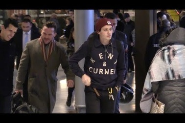 Brooklyn Beckham sành điệu tại sân ga