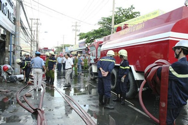 Cháy lớn thiêu rụi 5 căn nhà liên tiếp 