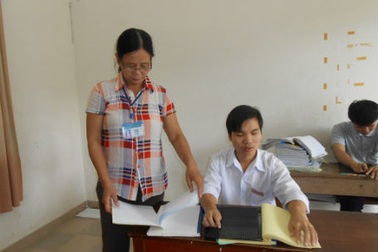 Cậu học trò khiếm thị vừa học vừa làm thêm