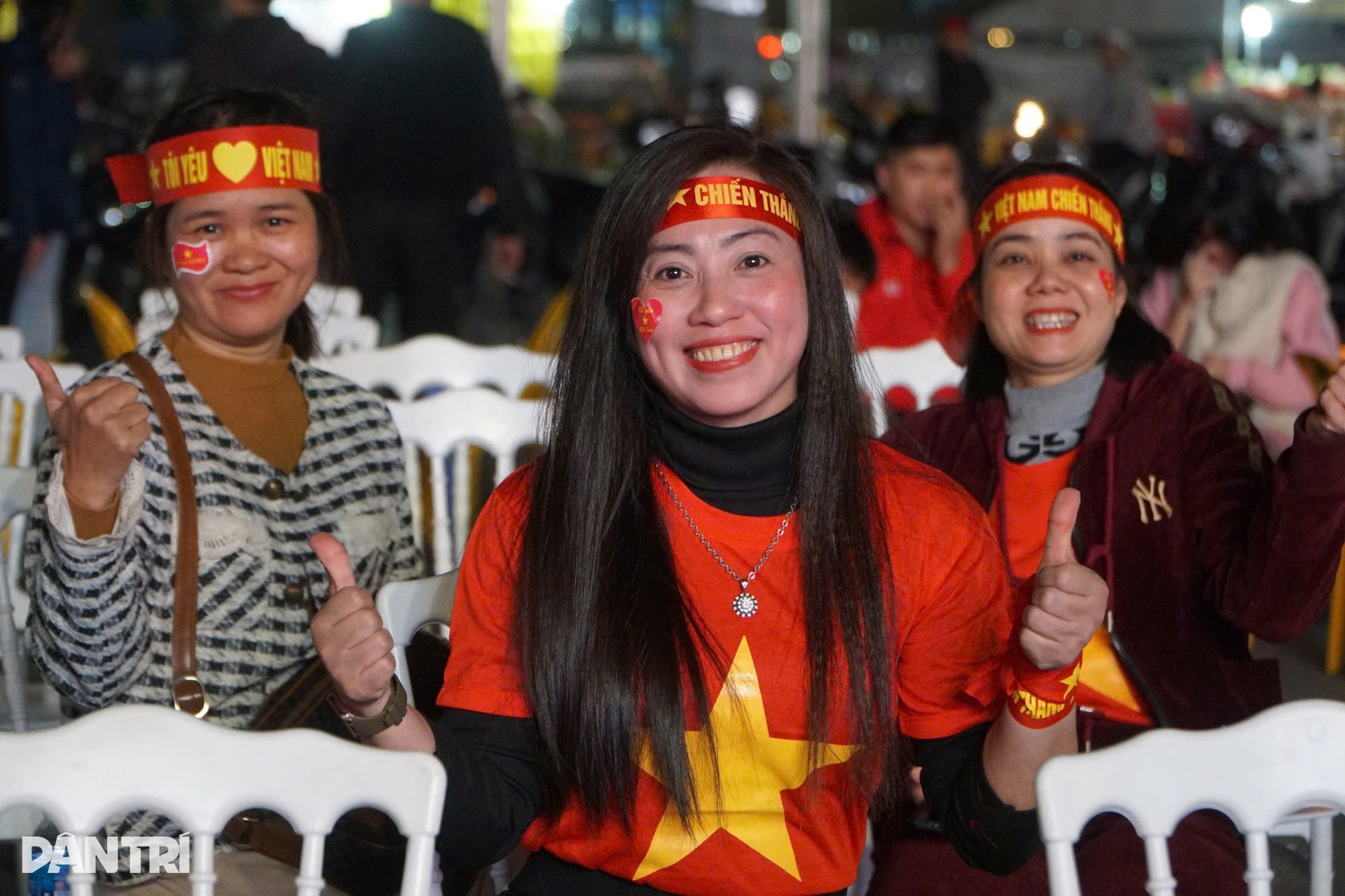 Không khí hàng triệu người hâm mộ cả nước cuồng nhiệt cổ vũ tuyển Việt Nam - 18 Không khí hàng triệu người hâm mộ cả nước cuồng nhiệt cổ vũ tuyển Việt Nam - 18