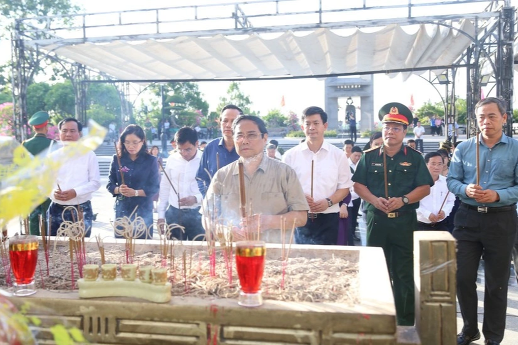Thủ tướng viếng nghĩa trang liệt sỹ, kiểm tra dự án trọng điểm ở Quảng Trị - 1 Thủ tướng viếng nghĩa trang liệt sỹ, kiểm tra dự án trọng điểm ở Quảng Trị - 1