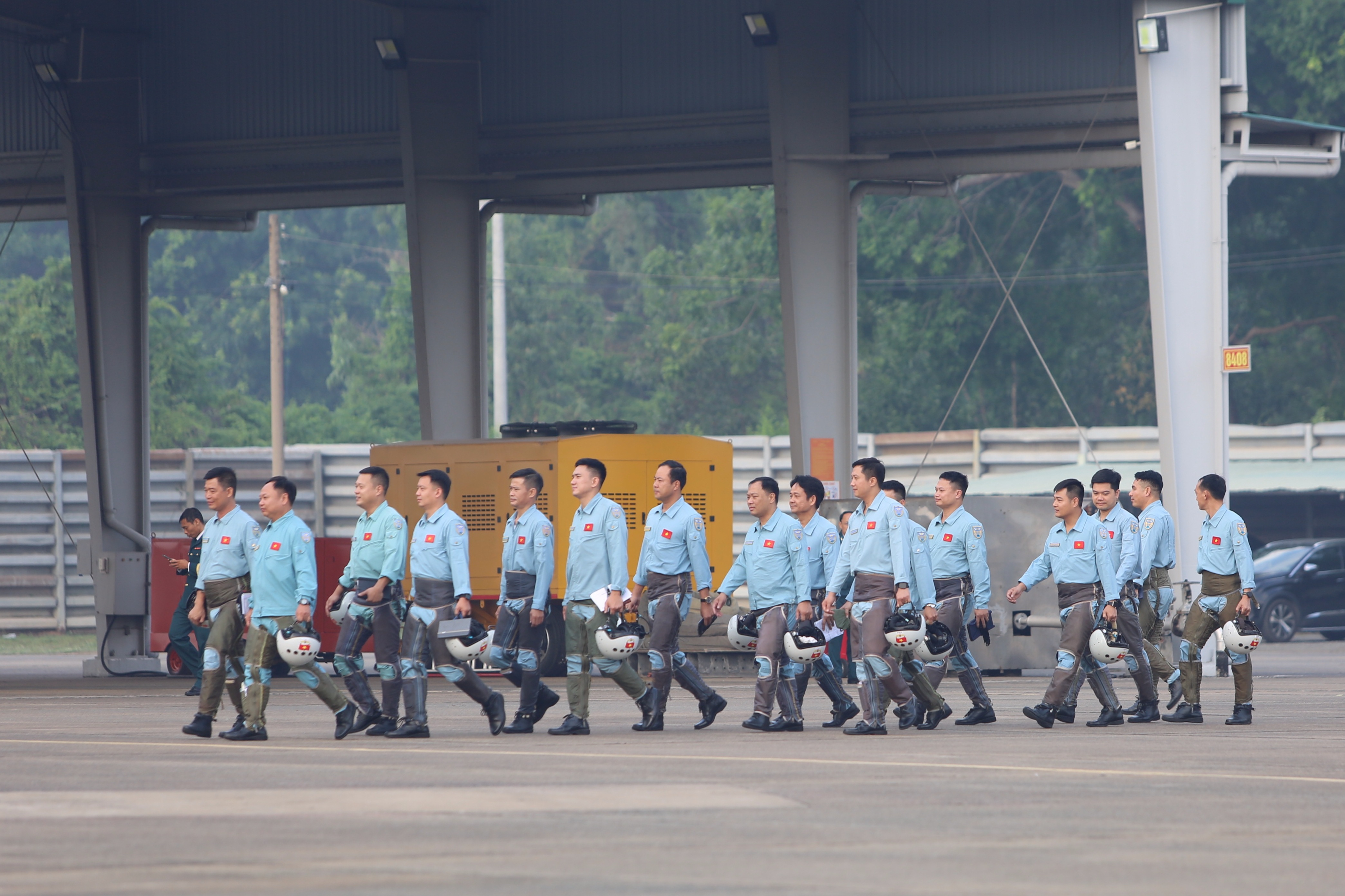 Phi công SU30-MK2 bật mí màn thả bẫy nhiệt mãn nhãn trên bầu trời TPHCM