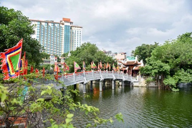 Hà Nội: Cận cảnh ngôi đền mới được phục dựng trên mặt hồ Trúc Bạch