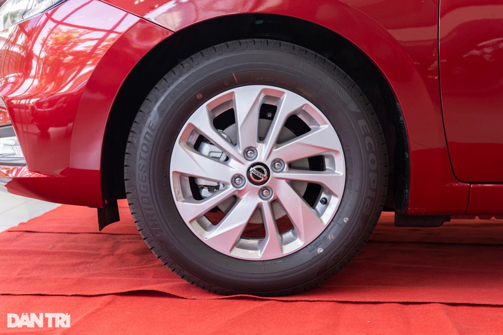 Chi tiết Nissan Almera tại đại lý, cạnh tranh trực tiếp với Vios, Accent - 11 Chi tiết Nissan Almera tại đại lý, cạnh tranh trực tiếp với Vios, Accent - 11