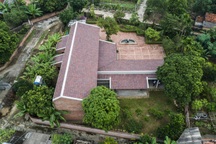 Gia đình ở Phú Thọ làm nhà gỗ xoan, mái ngói đẹp như biệt phủ