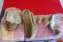 Hài cốt liệt sỹ kèm di vật khắc tên, khẩu hiệu "năm mới thắng lợi mới"