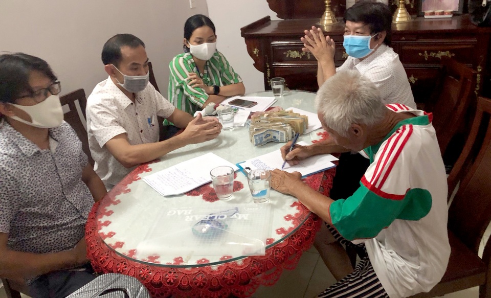 Cụ ông ăn xin có 12 chứng minh thư được trả lại 54 triệu đồng - 1