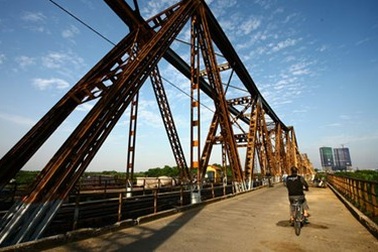 Lãng mạn một chiều thu Long Biên