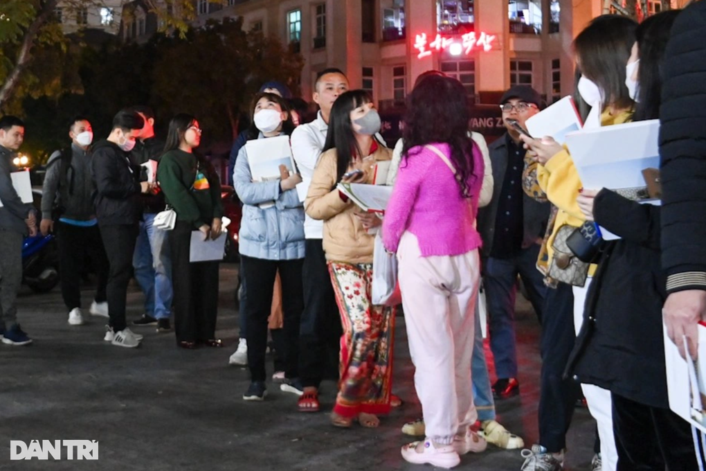 Phụ huynh mặc đồ ngủ chạy xe 10km đi chiến đấu giành vé vào lớp 1 cho con - 2 Phụ huynh mặc đồ ngủ chạy xe 10km đi chiến đấu giành vé vào lớp 1 cho con - 2