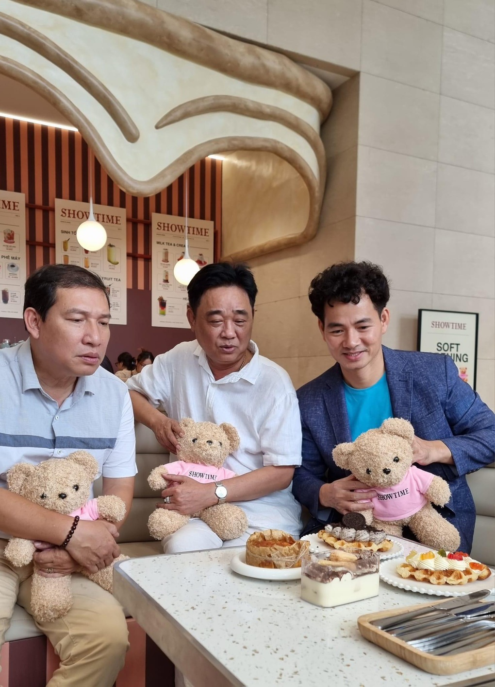 Lần hiếm hoi NSƯT Quốc Khánh đi sự kiện cùng Xuân Bắc, Quang Thắng - 2 Lần hiếm hoi NSƯT Quốc Khánh đi sự kiện cùng Xuân Bắc, Quang Thắng - 2