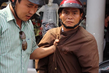 Phóng viên bắt kẻ cướp vé số trên phố