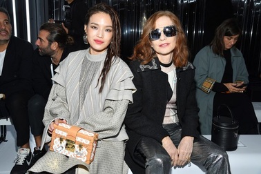 Thư Kỳ nổi bật tại tuần lễ thời trang Paris