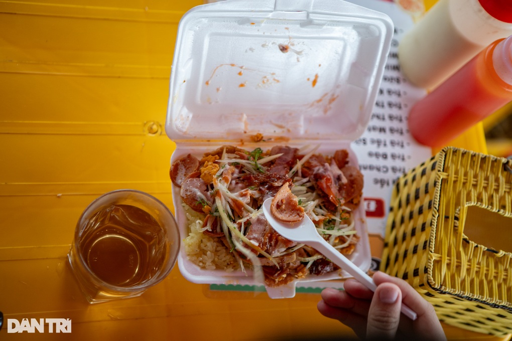 Chủ quán chạy Mazda 6 đi bán xôi vì đam mê, đón 1.000 lượt khách/ngày - 4 Chủ quán chạy Mazda 6 đi bán xôi vì đam mê, đón 1.000 lượt khách/ngày - 4